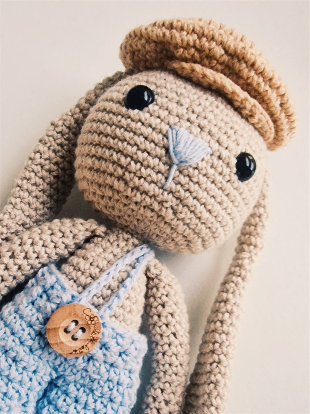Conejito Teo — amigurumi tejido a mano por Trufitas Artesanas