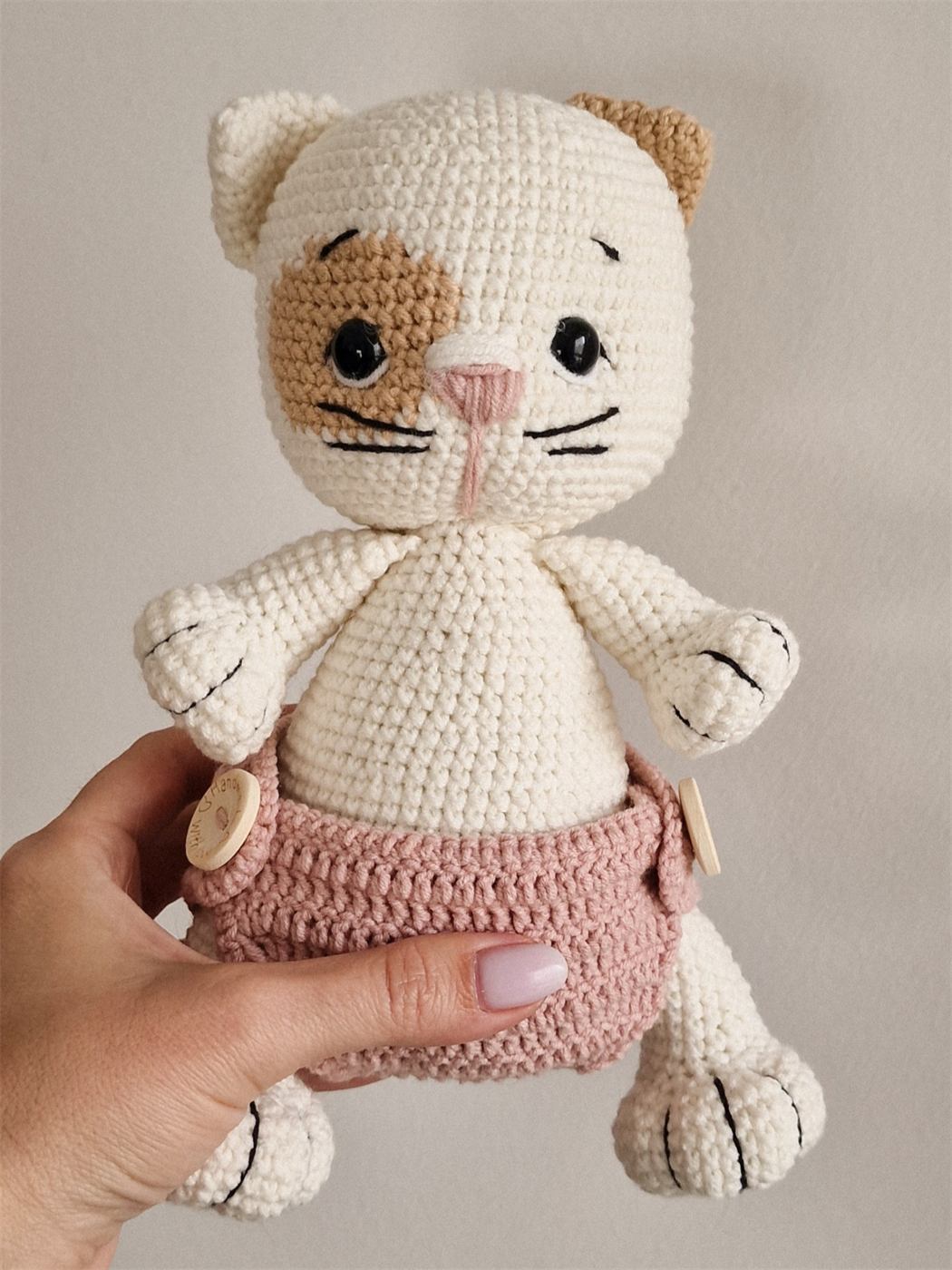 Gatito Baby Vainilla — amigurumi tejido a mano por Trufitas Artesanas