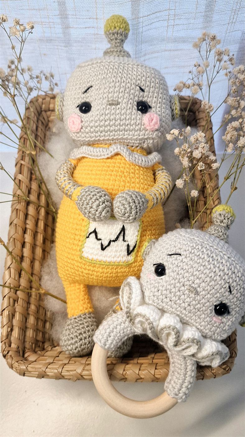 Pack Bebé Robot y Sonajero — amigurumi tejido a mano por Trufitas Artesanas