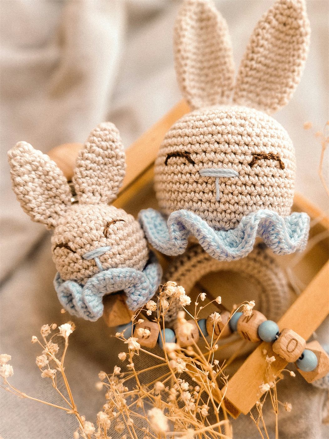 Pack Conejito Sonajero y Chupetero — amigurumi tejido a mano por Trufitas Artesanas