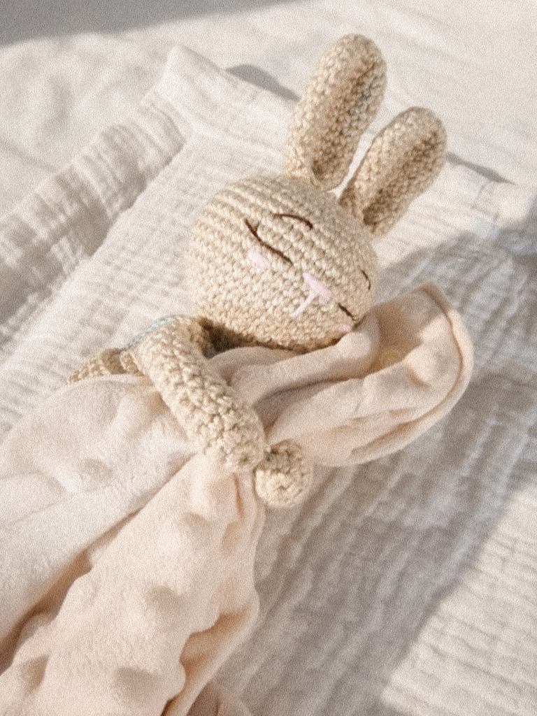 Pack Doudou Conejito Personalizado — amigurumi tejido a mano por Trufitas Artesanas