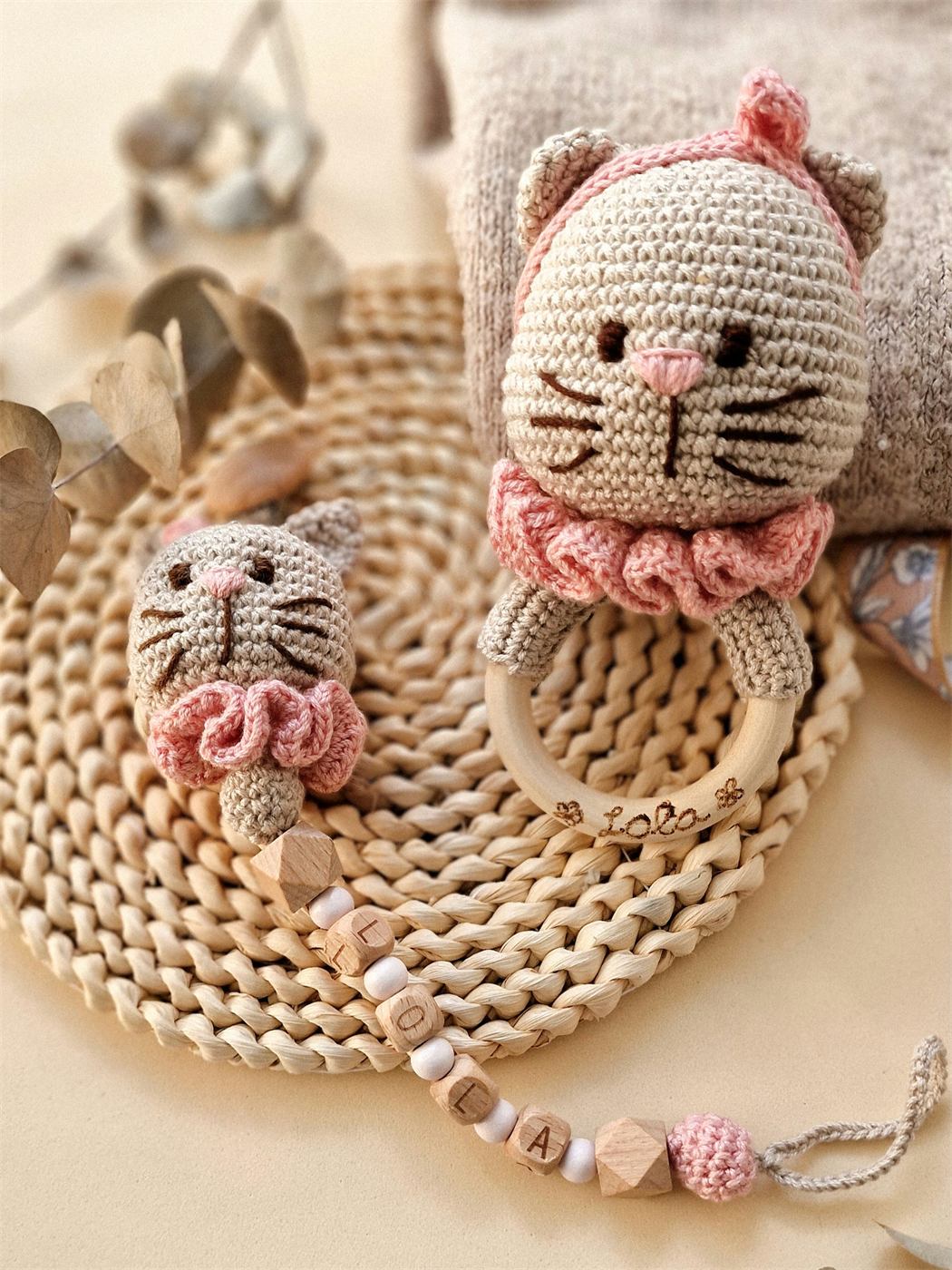 Pack Gatitos Sonajero y Chupetero — amigurumi tejido a mano por Trufitas Artesanas