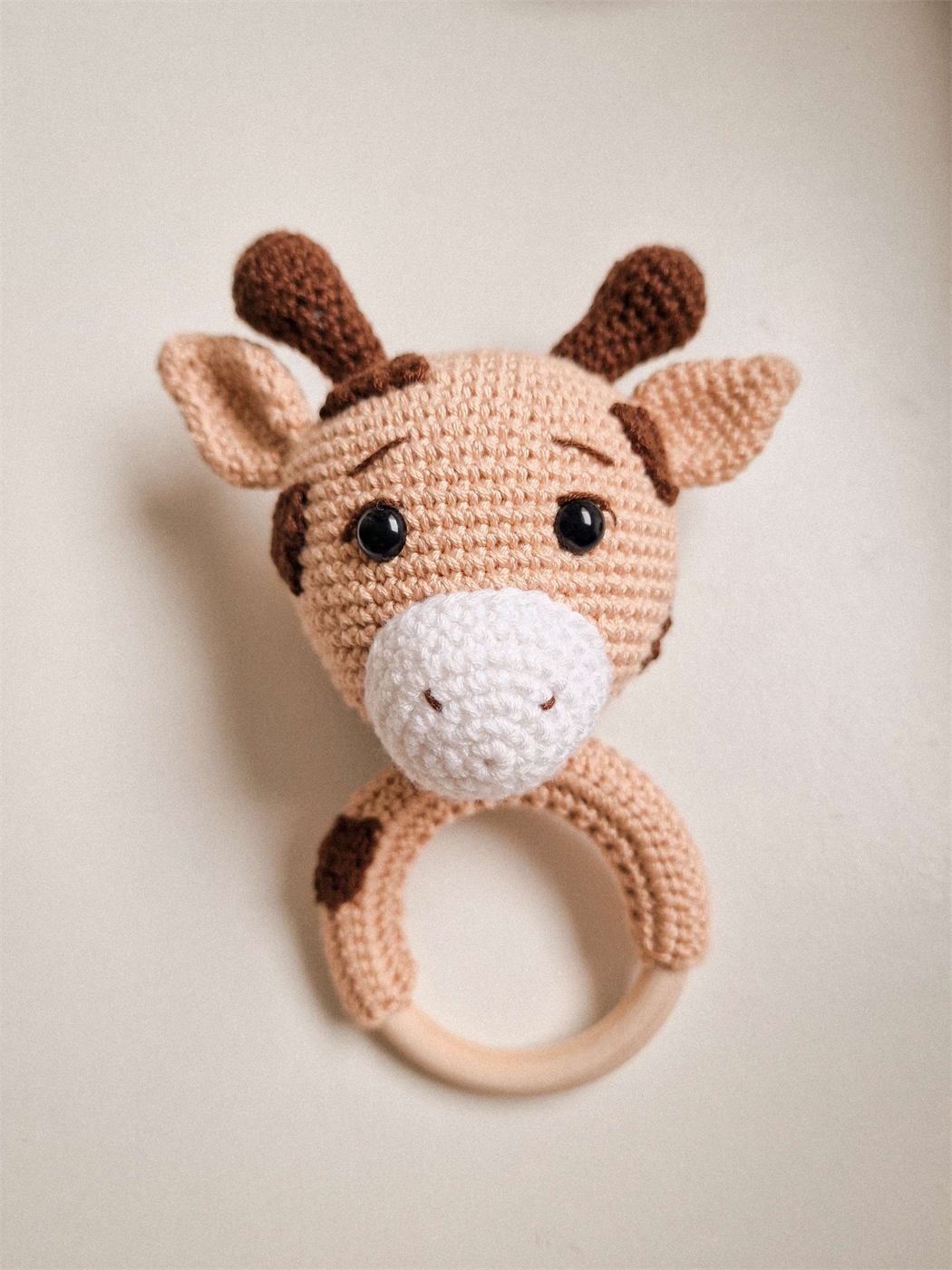 Sonajero Jirafa Sophie — amigurumi tejido a mano por Trufitas Artesanas