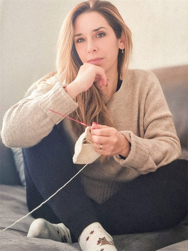 Arantxa, la persona detrás de Trufitas Artesanas, tejiendo a mano
